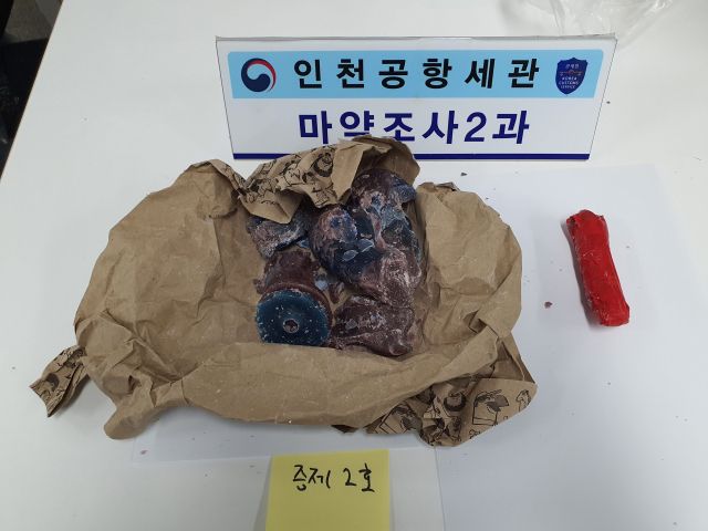양초 속에 은닉한 메페드론. 인천공항세관 제공