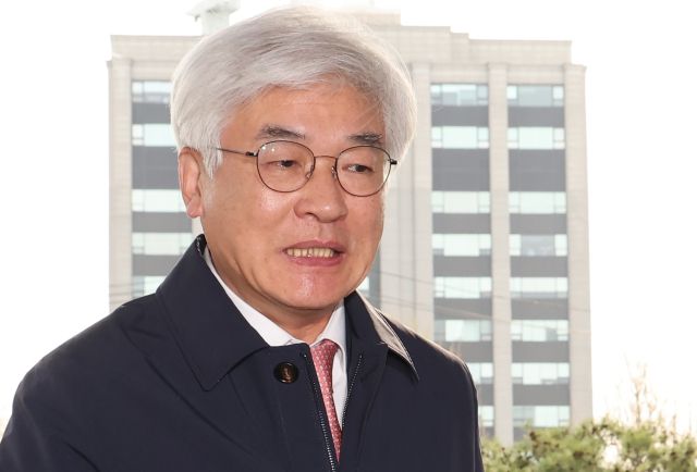 마은혁 헌법재판관이 9일 오전 서울 종로구 헌법재판소로 출근하며 취재진의 질문에 답하고 있다. 연합뉴스