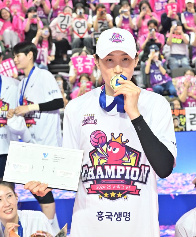 ‘도드람 2024-2025 V-리그’ 여자부 챔피언결정전서 인천 흥국생명의 통합우승을 이끌고 은퇴 무대를 화려하게 장식한 김연경이 금메달에 입맞춤 하고 있다.홍기웅기자
