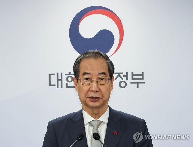 한덕수 대통령 권한대행 겸 국무총리가 1일 오후 정부서울청사에서 대국민 담화를 열고 사퇴를 발표하고 있다. 연합뉴스