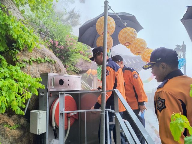 염불사를 방문해 소방시설을 점검하고 있는 장재성 안양소방서장. 안양소방서 제공.