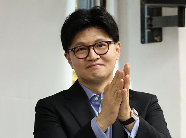 손뼉 치는 한동훈 국민의힘 대선 경선 후보. 연합뉴스