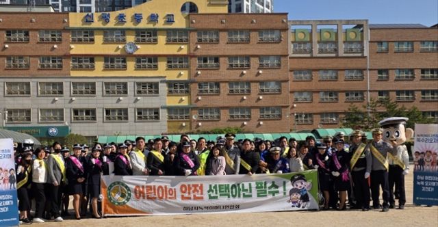 하남시 녹색어머니연합회가 신평초등학교 정문 앞에서 2025년도 첫번째 어린이 교통안전 순회 캠페인을 갖고 기념촬영 하고 있다. 하남 녹색어머니연합회 제공