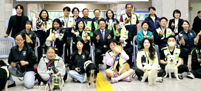 안양시는 반려견과 견주가 함께 지역 안전을 책임지는 ‘반려견 순찰대 양반견’을 출범시켰다. 안양시 제공.