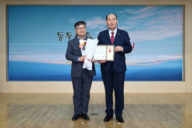 (좌측 부터) 최길남 과장과 박형덕 동두천시장. 동두천시 제공