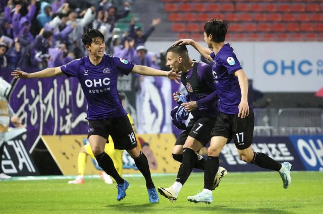 ‘좀비축구’를 앞세워 K리그1 데뷔 시즌 6위로 선전하고 있는 FC안양이 대전·서울과의 연휴기간 2연전서 상위권 도약 노린다.FC안양 제공