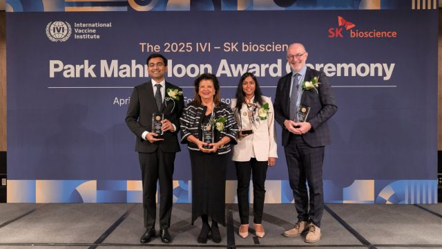 SK 바이오사이언스가 후원하고 국제백신연구소가 주최한 제4회 ‘박만훈상’ 시상식에서 수상한 4명이 기념사진을 촬영하고 있다. SK 바이오사이언스 제공