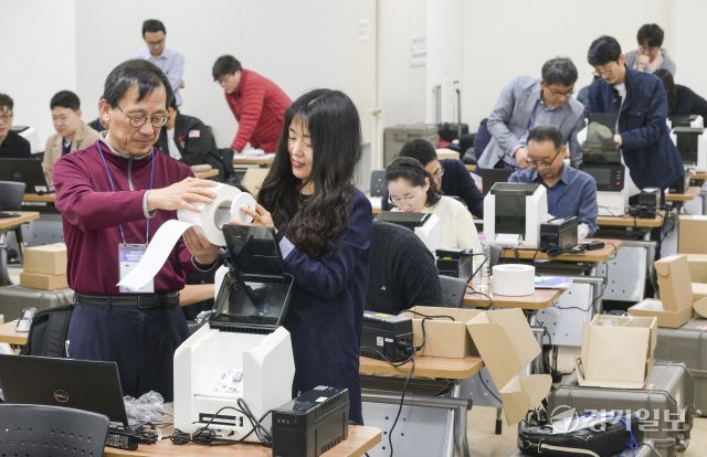 1일 오전 수원특례시 권선구 중앙선거관리위원회 선거연수원에서 열린 '제21대 대통령선거 공관 재외선거 담당자 투표관리 교육'에서 참석자들이 재외투표용지 발급기 운영 실습을 하고 있다. 이번 재외투표는 오는 5월 20일부터 25일까지 진행될 예정이다. 윤원규기자