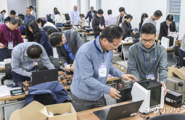 1일 오전 수원특례시 권선구 중앙선거관리위원회 선거연수원에서 열린 '제21대 대통령선거 공관 재외선거 담당자 투표관리 교육'에서 참석자들이 재외투표용지 발급기 운영 실습을 하고 있다. 이번 재외투표는 오는 5월 20일부터 25일까지 진행될 예정이다. 윤원규기자