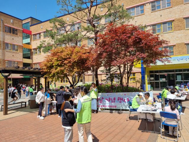 화성 와우초등학교에서 어린이날을 앞두고 학생들이 참여하는 체험형 행사가 열렸다. 와우초 제공.