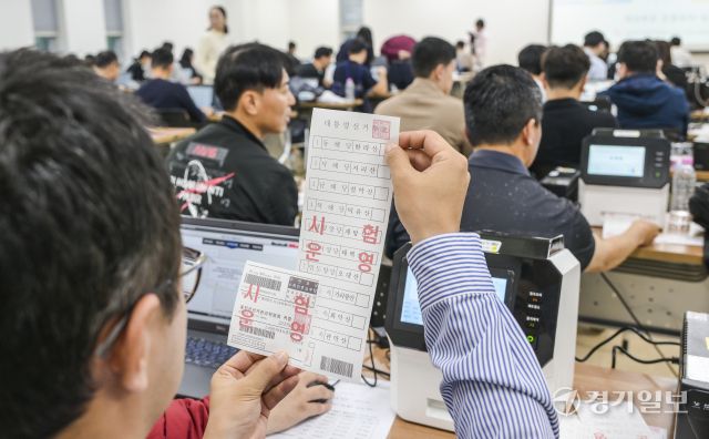 1일 오전 수원특례시 권선구 중앙선거관리위원회 선거연수원에서 열린 '제21대 대통령선거 공관 재외선거 담당자 투표관리 교육'에서 참석자들이 재외투표용지 발급기 운영 실습을 하고 있다. 이번 재외투표는 오는 5월 20일부터 25일까지 진행될 예정이다. 윤원규기자