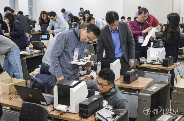 1일 오전 수원특례시 권선구 중앙선거관리위원회 선거연수원에서 열린 '제21대 대통령선거 공관 재외선거 담당자 투표관리 교육'에서 참석자들이 재외투표용지 발급기 운영 실습을 하고 있다. 이번 재외투표는 오는 5월 20일부터 25일까지 진행될 예정이다. 윤원규기자