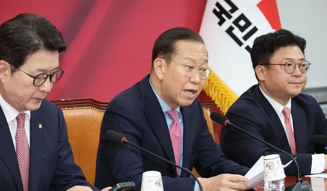 국민의힘 권영세 비상대책위원장이 10일 서울 여의도 국회에서 사상 초유의 대선 후보 교체에 대한 입장을 밝히고 있다. 연합뉴스