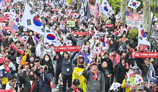 ‘이재명 대표 파기환송심' 판결을 두고 서초동에서 열린 찬반집회 [포토뉴스]