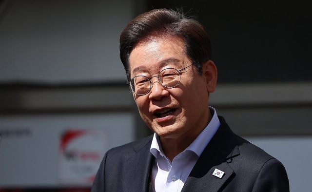 영남 신라벨트 골목골목 경청투어에 나선 더불어민주당 이재명 대선 후보가 10일 경남 창녕군 창녕공설시장을 찾아 즉흥 연설을 하고 있다. 연합뉴스