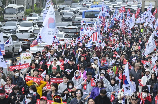 ‘이재명 대표 파기환송심' 판결을 두고 서초동에서 열린 찬반집회 [포토뉴스]