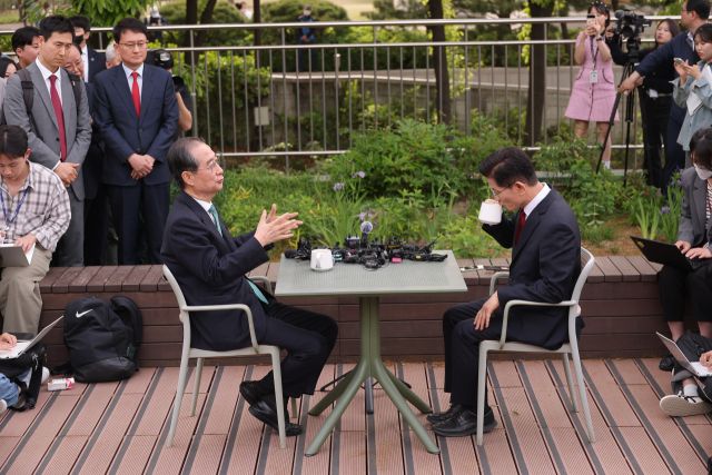 국민의힘 김문수 대선후보(오른쪽)와 무소속 한덕수 대선 예비후보. 연합뉴스