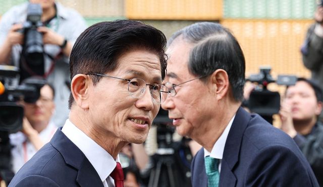 국민의힘 김문수 대선후보와 무소속 한덕수 대선 예비후보가 8일 서울 국회 사랑재에 위치한 커피숍에서 회동을 마친 후 인사하고 있다. 연합뉴스