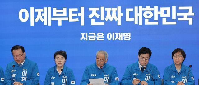 더불어민주당 윤여준 총괄선대위원장(가운데)이 9일 서울 여의도 민주당 중앙당사에서 열린 중앙선거대책위원회의에서 발언하고 있다. 연합뉴스