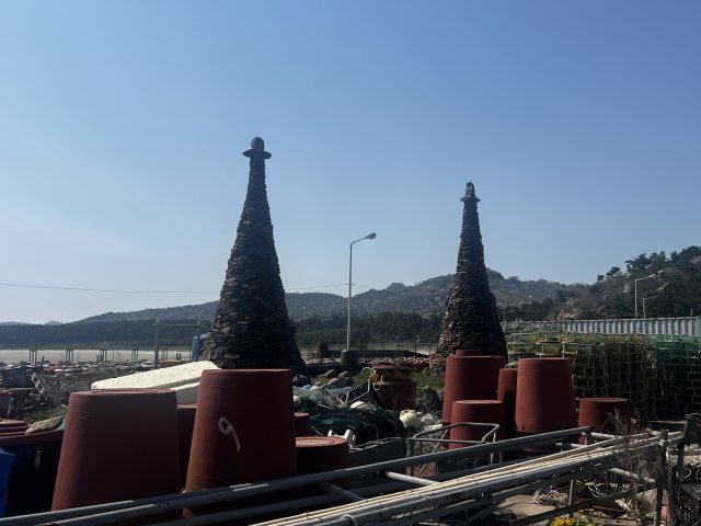 최근 인천 옹진군 백령도 통일기원탑(통일염원탑) 주위를 고무대야 등이 둘러싸고 있다. 독자 제공