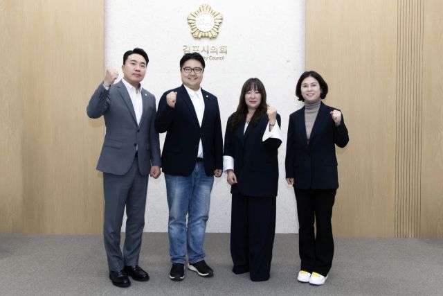 김포시의회 의원연구단체 ‘김포시 FUNFUN한 축제 만들기 연구모임’ 의원들이 정책연구용역 사전 간담회에 앞서 기념사진을 촬영하고 있다. 왼쪽부터 배강민·이희성 의원, 김해리 박사, 유영숙 의원. 김포시의회 제공