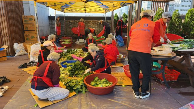 의왕신협 자원봉사단체인 ‘신협을 사랑하는 모임’회원들이 어려운 이웃에 기탁할 열무김치를 담그고 있다. 의왕시 제공