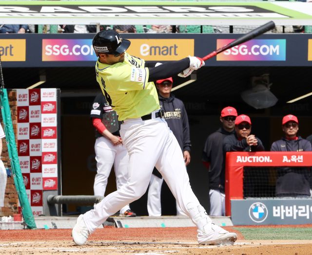 11일 인천 SSG랜더스필드에서 열린 ‘2025 신한 SOL Bank KBO리그’ KIA와의 주말 시리즈 더블헤더 1차전서 3회초 SSG의 라이언 맥브룸이 적시타를 때려내고 있다. SSG 랜더스 제공