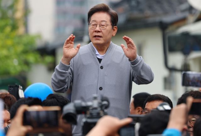 남도문화벨트 골목골목 경청투어에 나선 더불어민주당 이재명 대선 후보가 11일 전남 화순군 화순읍을 방문해 연설을 하고 있다. 연합뉴스