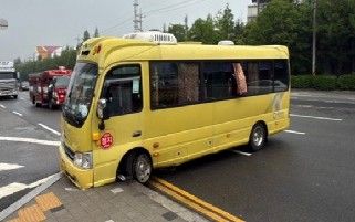 인천 서구의 한 출퇴근용 버스가 도로 경계석을 들이받았다. 인천소방본부제공