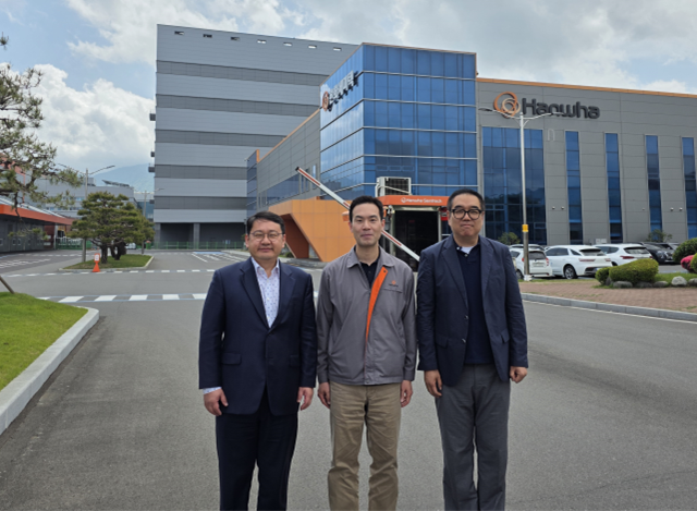 한국폴리텍대학 김종진 학장(왼쪽)과 박수영 교학처장(오른쪽)이 최근 경남 창원에 있는 한화세미텍 창원사업장을 방문, 졸업생 취업 연계 강화 방안을 논의하고 기념촬영을 하고 있다. 한국폴리텍대학 성남캠퍼스 제공