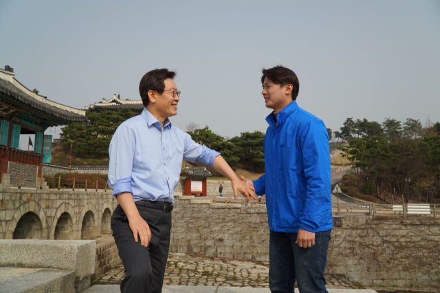 이재명 민주당 대선 후보(왼쪽)와 캠프 청년대변인에 임명된 황대호 경기도의회 문화체육관광위원장 모습. 도의회 제공.