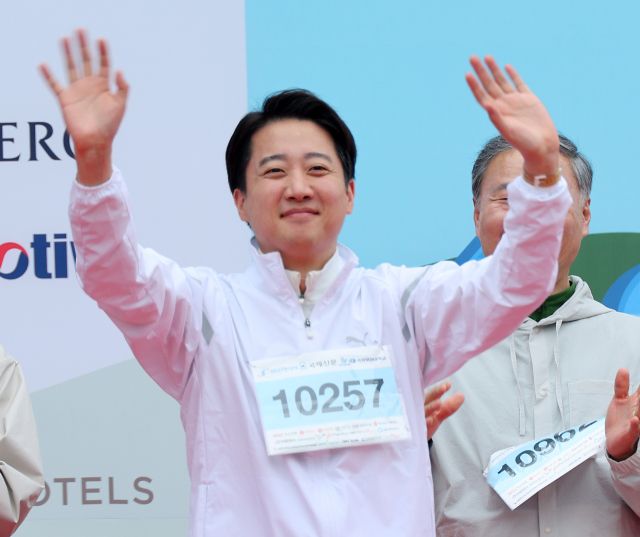 11일 개혁신당 이준석 대선 후보가 부산 해운대구 벡스코 일대에서 열린 다이아몬드브릿지 걷기축제에 참가해 시민들에게 인사하고 있다. 연합뉴스