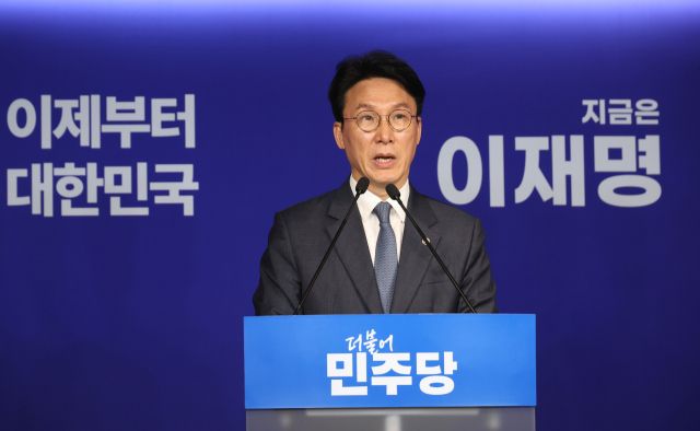 11일 서울 영등포구 더불어민주당사에서 김민석 상임 공동선대위원장이 국민의힘 김문수 대선 후보 확정 관련 입장 발표 기자회견을 하고 있다. 연합뉴스
