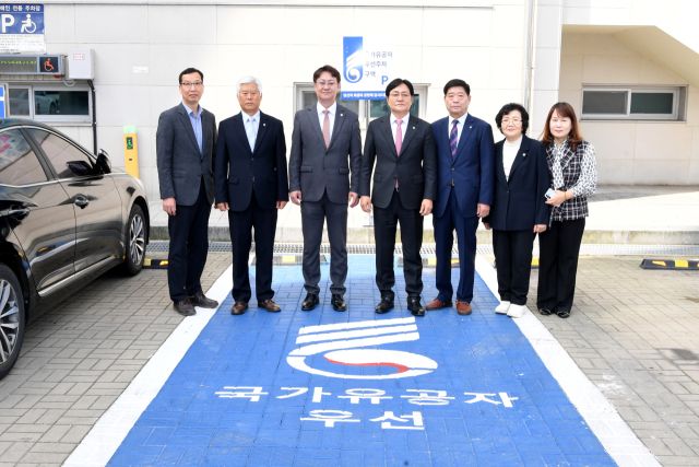인천 강화군이 국가유공자들의 편의와 예우 문화 확산을 위해 우선주차구역을 만들었다. 강화군 제공