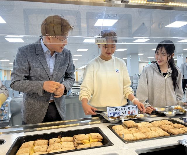 지난9일 민세중학교에서 김윤기 교육장이 학생들과 자율선택급식에 대해 대화를 나누고 있다. 평택교육지원청 제공