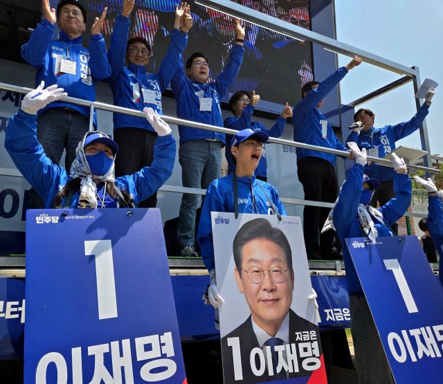 12일 인천 중구 답동성당에서 더불어민주당 박찬대 상임총괄선대위원장이 ‘기호1번 이재명 후보’ 등의 지지를 호소하고 있다. 박귀빈기자