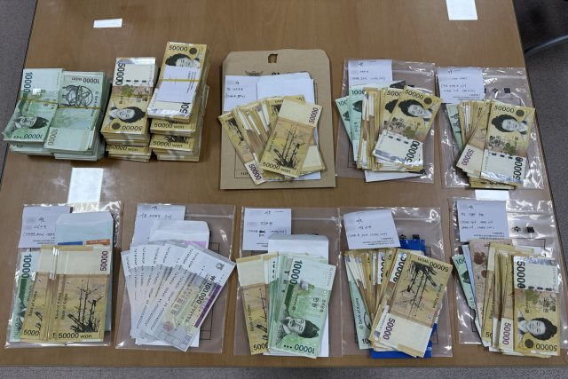 인천경찰청 형사기동대가 개인정보를 이용해 사기 범행을 벌여 수수료를 챙긴 일당으로부터 압수한 현금들. 인천청 제공