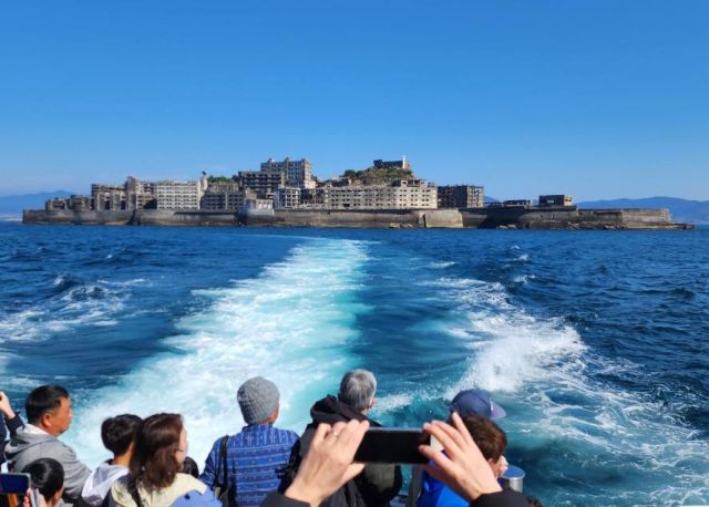 유람선에서 관광객들이 군함도를 바라보는 모습. 서경덕 교수 페이스북 캡처
