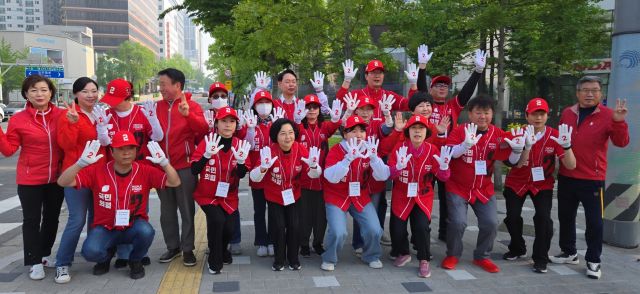 12일 인천 남동구 길병원사거리에서 국민의힘 인천시당이 선거운동을 펼치며 주민들에게 지지를 호소하고 있다. 국민의힘 인천시당 제공