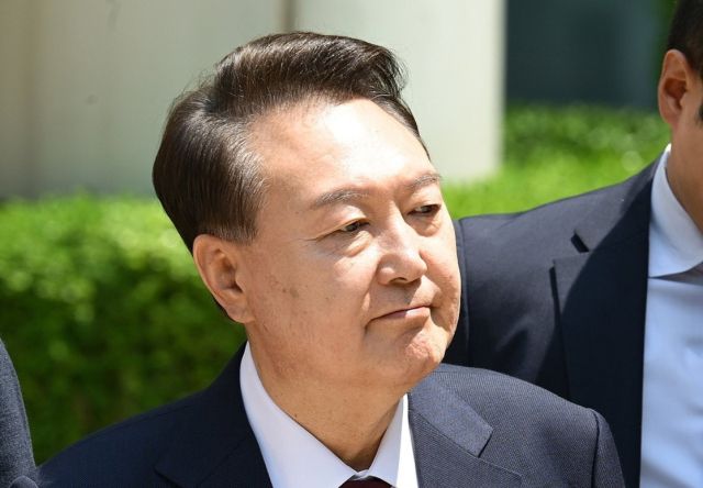 12일 서울 서초구 중앙지방법원에서 열린 내란 우두머리 혐의, 직권남용 권리행사방해 혐의 사건 3차 공판에서 오전 공판을 마친 후 법원을 나서고 있는 윤석열 전 대통령. 연합뉴스