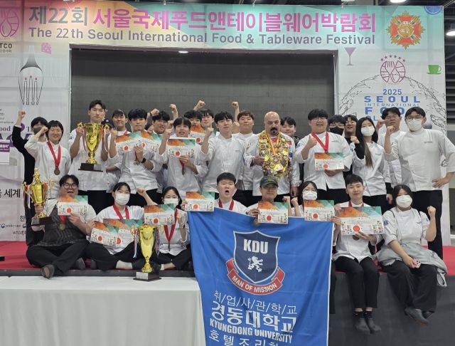 경동대 호텔조리학과 학생들이 2025 월드푸드올림픽에 참가해 라이브요리 대상을 수상한 뒤 기념사진을 찍고 있다. 경동대 제공