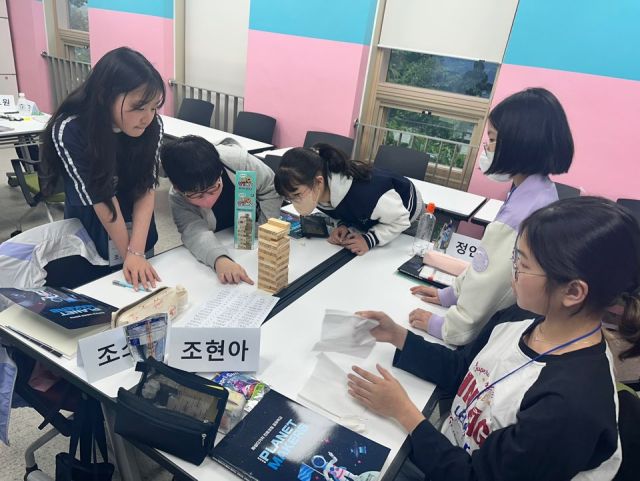 화성오산교육지원청이 12일 개강한 플래닛 메이커스 진로코칭 공유학교에서 참여 학생들이 수업을 진행하는 모습. 화성오산교육지원청 제공