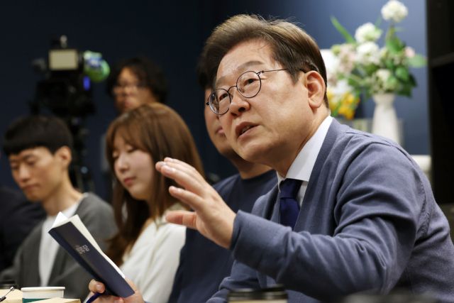 더불어민주당 이재명 대선 후보가 21대 대선 공식 선거운동이 시작된 12일 경기 성남 판교에서 IT 개발자들과 대화하고 있다. 연합뉴스