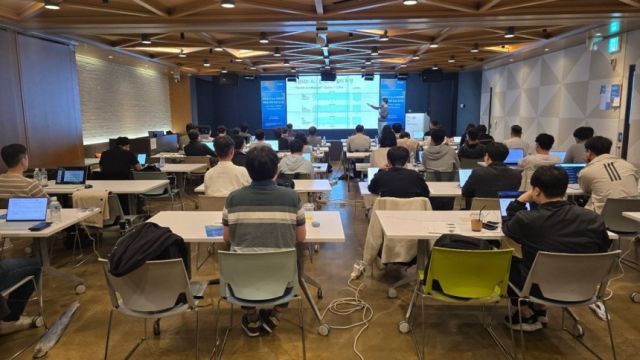 9일 서울 강남구 구글 스타트업 캠퍼스에서 열린 '생성형 AI 뉴스 에이전트 개발을 위한 실습 워크숍'에서 참가자들이 강연을 듣고 실습하고 있다. 뉴스테크이니셔티브 사무국 제공