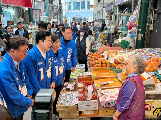 12일 인천 중구 신포시장에서 더불어민주당 박찬대 상임총괄선대위원장 등이 선거운동을 펼치며 주민들에게 지지를 호소하고 있다. 노재영기자