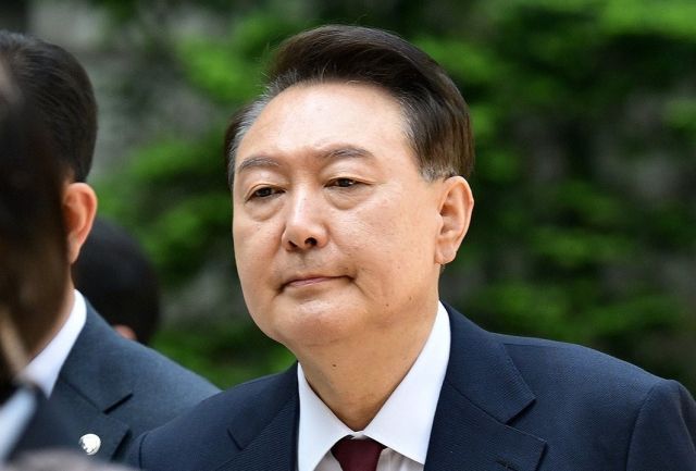 12일 서울 서초구 중앙지방법원에서 열린 내란 우두머리 혐의, 직권남용 권리행사방해 혐의 사건 3차 공판에 출석 중인 윤석열 전 대통령. 연합뉴스