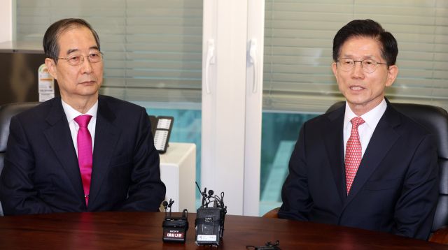 국민의힘 김문수 대선 후보와 한덕수 전 국무총리가 11일 서울 여의도 국민의힘 대선후보 사무실에서 회동하고 있다. 연합뉴스
