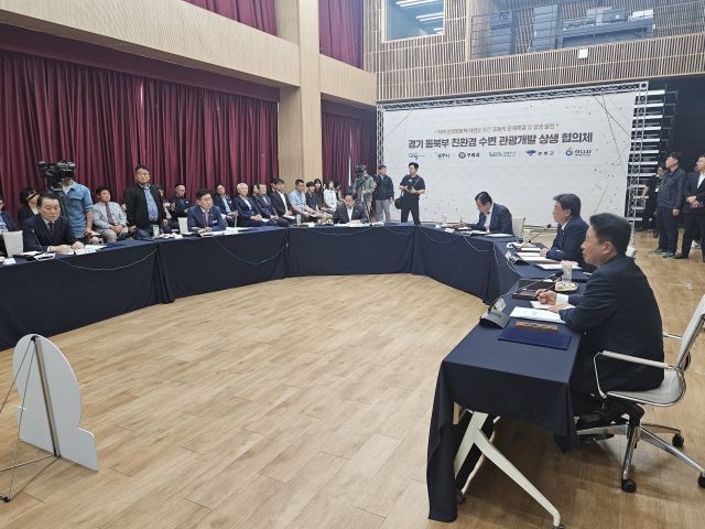 12일 남양주 경기시청자미디어센터에서 열린 ‘경기동북부 친환경 수변 관광개발 상생협의체’ 제1차 정례회의에서 단체장들이 안건을 논의하고 있다. 안형철기자