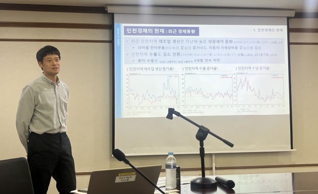 12일 한국은행 인천본부에서 열린 기자 간담회에서 이동재 인천본부 기획조사팀 과장이 최근 인천경제 동향을 설명하고 있다. 김샛별기자