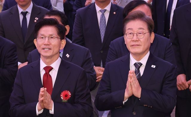 더불어민주당 이재명 대선 후보(오른쪽)와 국민의힘 김문수 대선 후보가 5일 서울 종로구 조계사에서 열린 불기 2569년 부처님오신날 봉축법요식에서 합장하고 있다. 연합뉴스